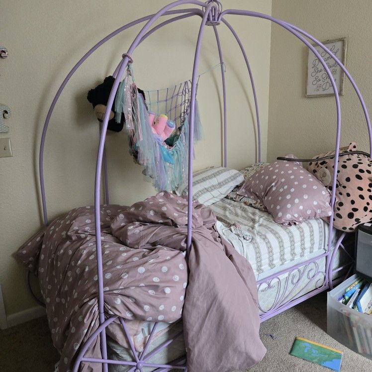 Twin Carrage Bed With Mattress, Sheets And Comforter