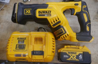 DEWALT SAWZALL DSC367 W DCB118 CHARGER 4AH BATTERY 893005-3