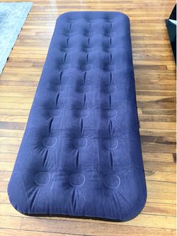 Single size air mattress w/ fitted sheet