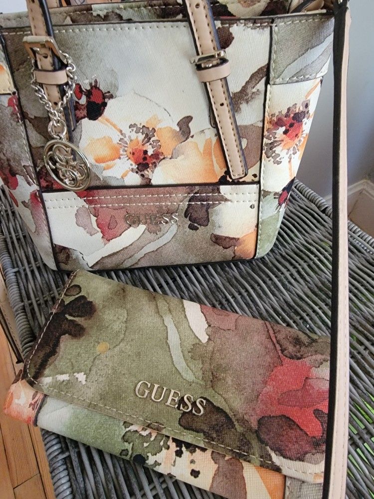BEAUTIFUL SMALL GUESS PURSE & WALLET SET Small Size