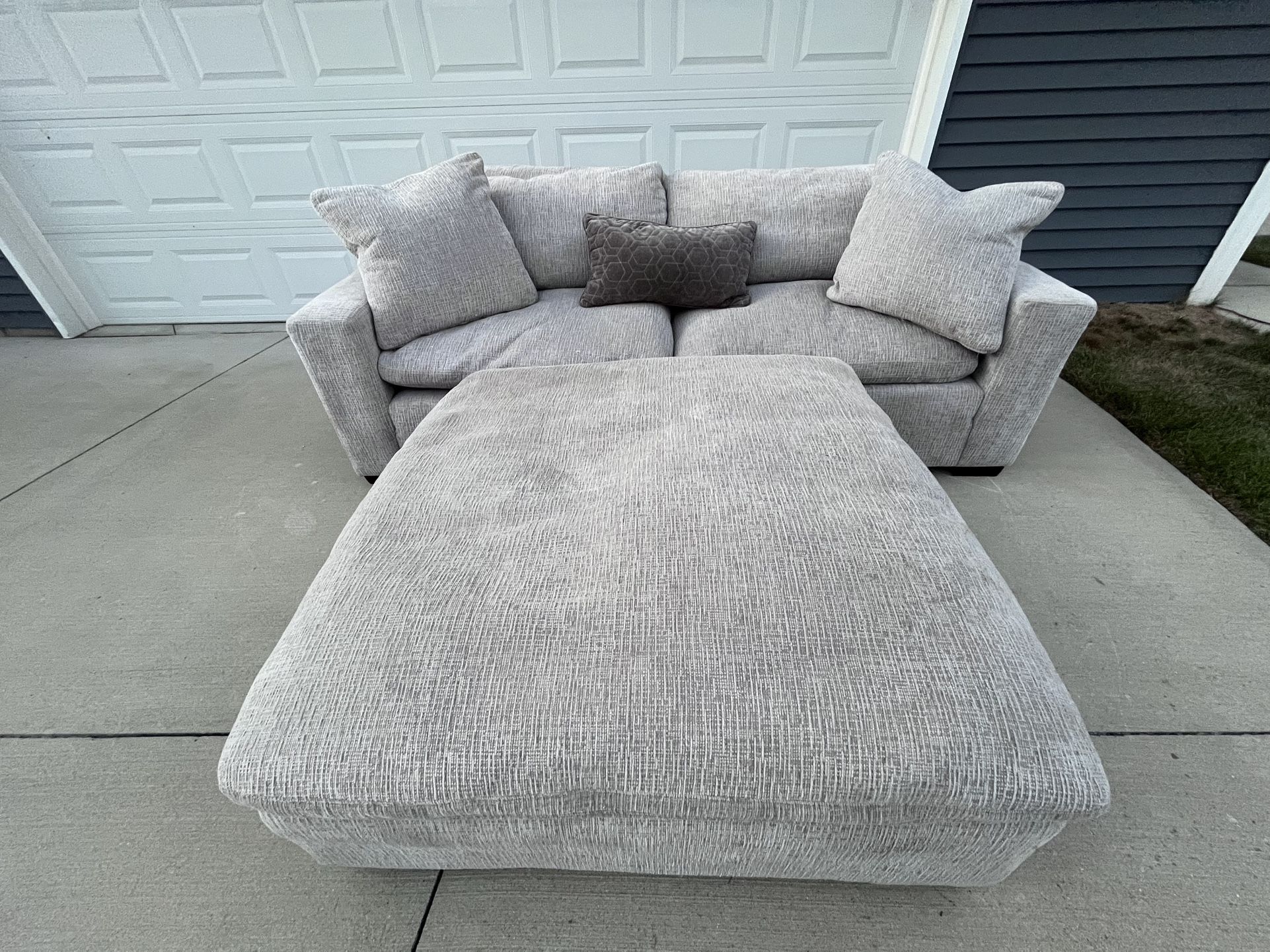 🛋️ Modern Light Gray Sectional Sofa with Oversized Ottoman – Excellenthh Condition