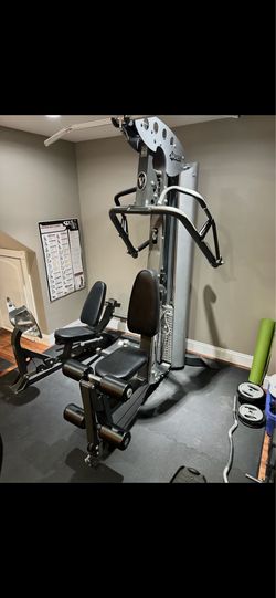 Hoist V3 Universal with leg press