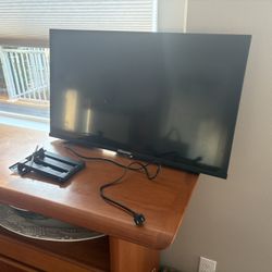 32” Hisense TV w/ Wall Mount and Remote