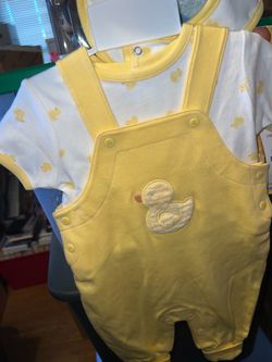 New 2pc outfit and matching bib. 0/3m