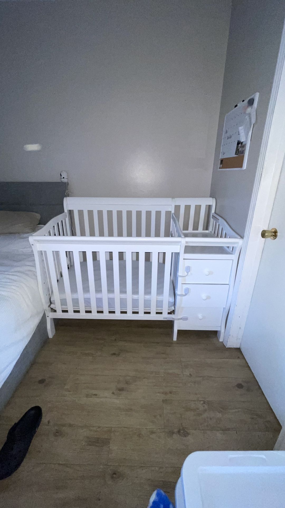 Baby crib (White/3 Drawers) w/ Mattress.