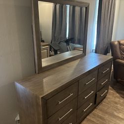 Queen Bedroom Set… Moores Furniture 