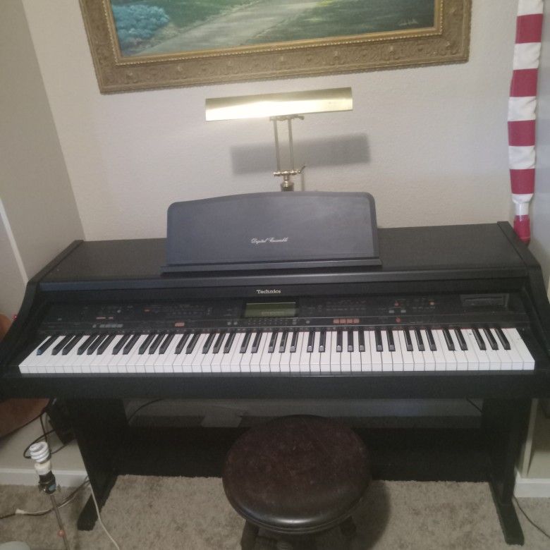 PERFECT CONDITION UPRIGHT DIGITAL PIANO