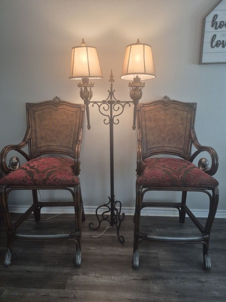 Se Vende 2 Sillas Altas Y Una Lampara Antique $100 X Todo