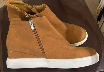 Women’s - Size 11 - Brown platform hidden wedge fashion sneaker