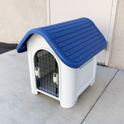 Brand New $50 Small Size Dog House Waterproof Plastic Outdoor Indoor 30x23x26”