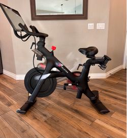 Peloton Bike Gen 3 ⭐️Like New!⭐️Accessories Included