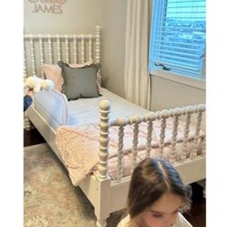 Twin Spindle Bed, White, New in Box