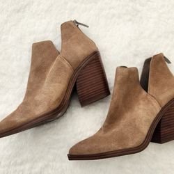Ladies Vince Camuto Suede Zip Up Bootie Size 6 NWOB
