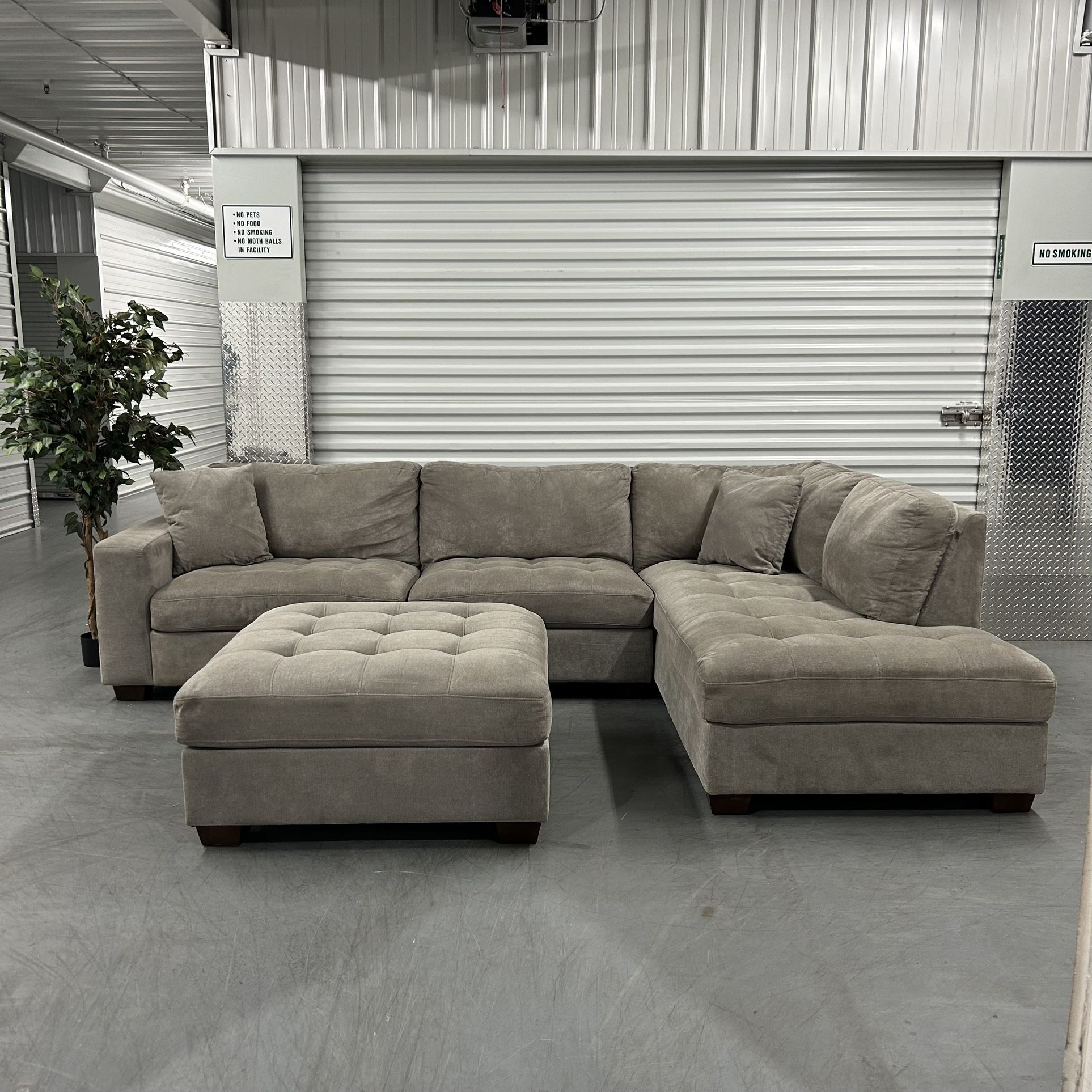 FREE DELIVERY - LIKE NEW Thomasville Miles Fabric Sectional With Ottoman - Gray