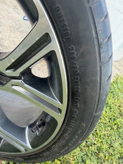 19" Alloy Wheel with 255/35 ZR19 Tire