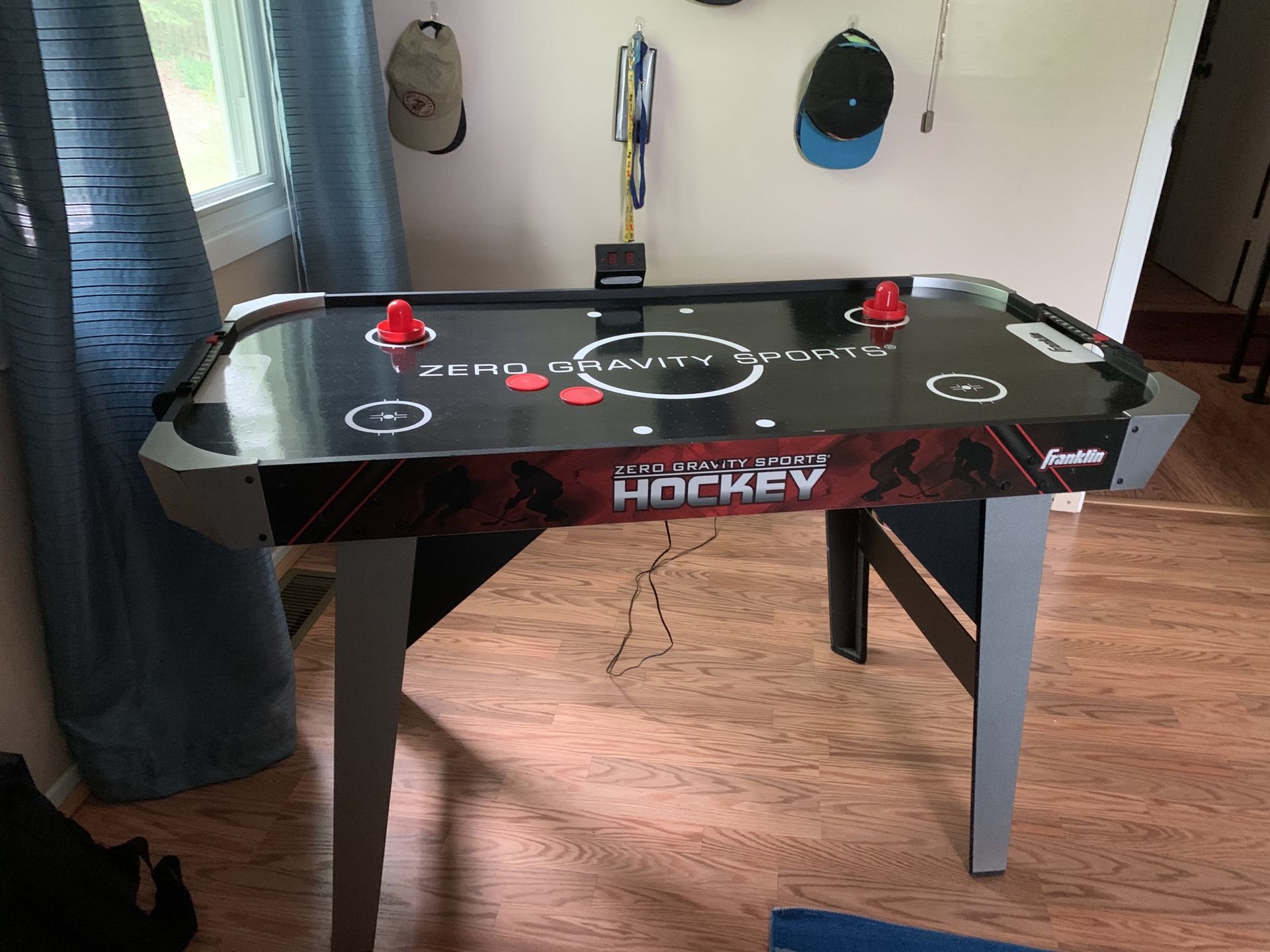 Air hockey table