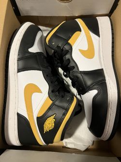 Air Jordan Mid 1 White Pollen Black 7Y/ 8.5