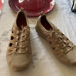Size 7 Skechers