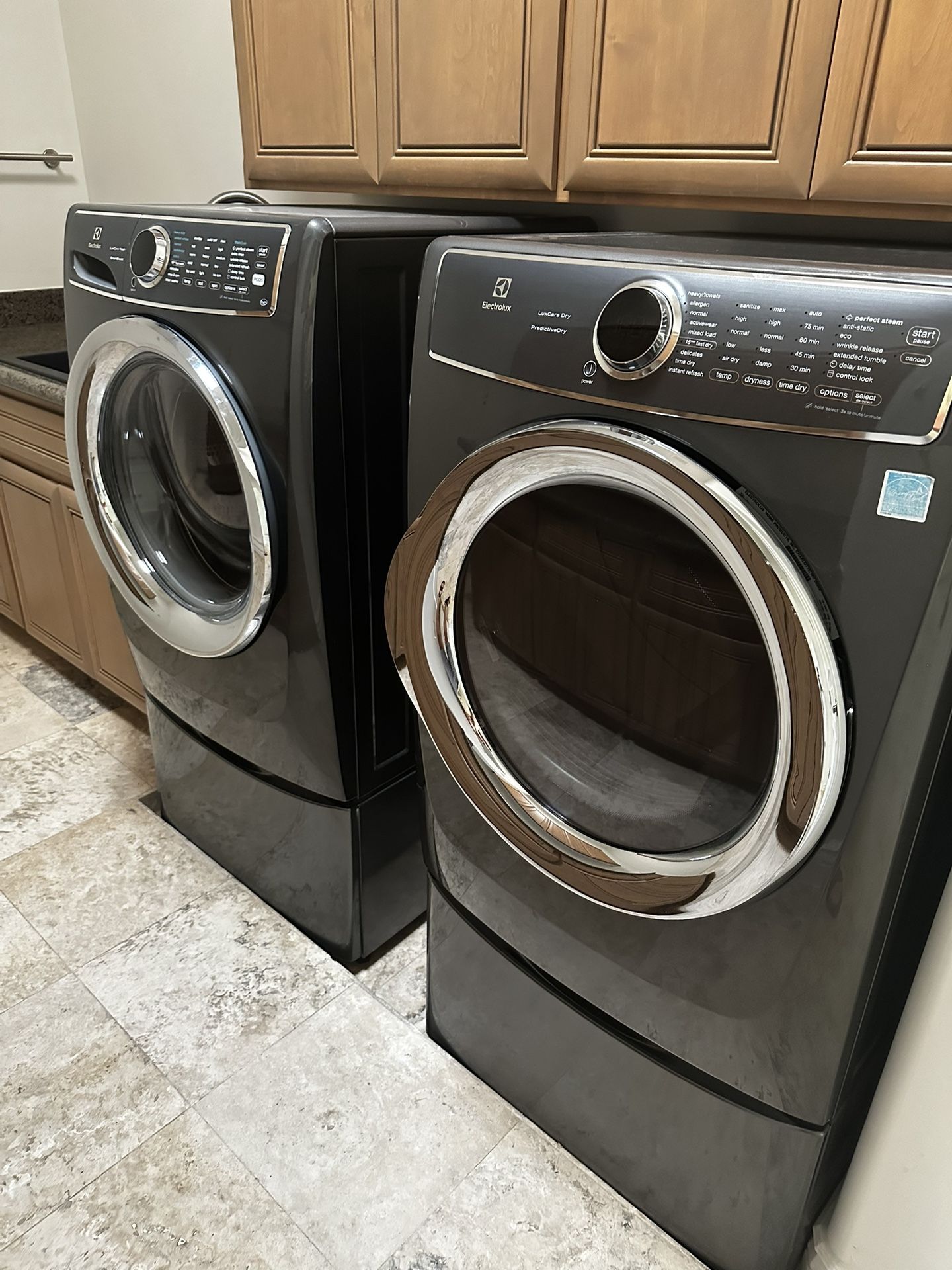 Electrolux Washer And Dryer With Pedestals