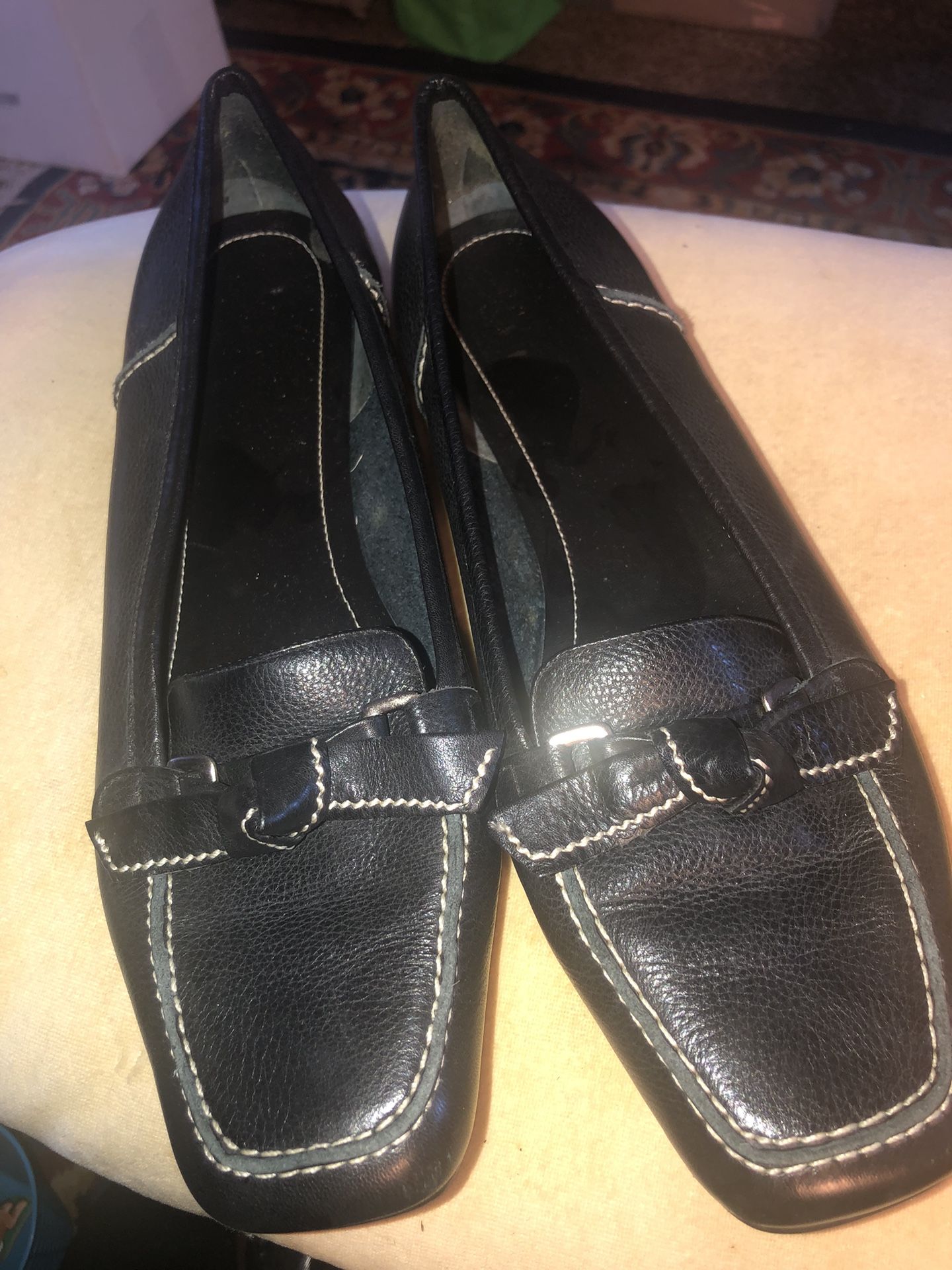 Michelle D Ladies Leather Flats Leather Outsoles. Size 10M