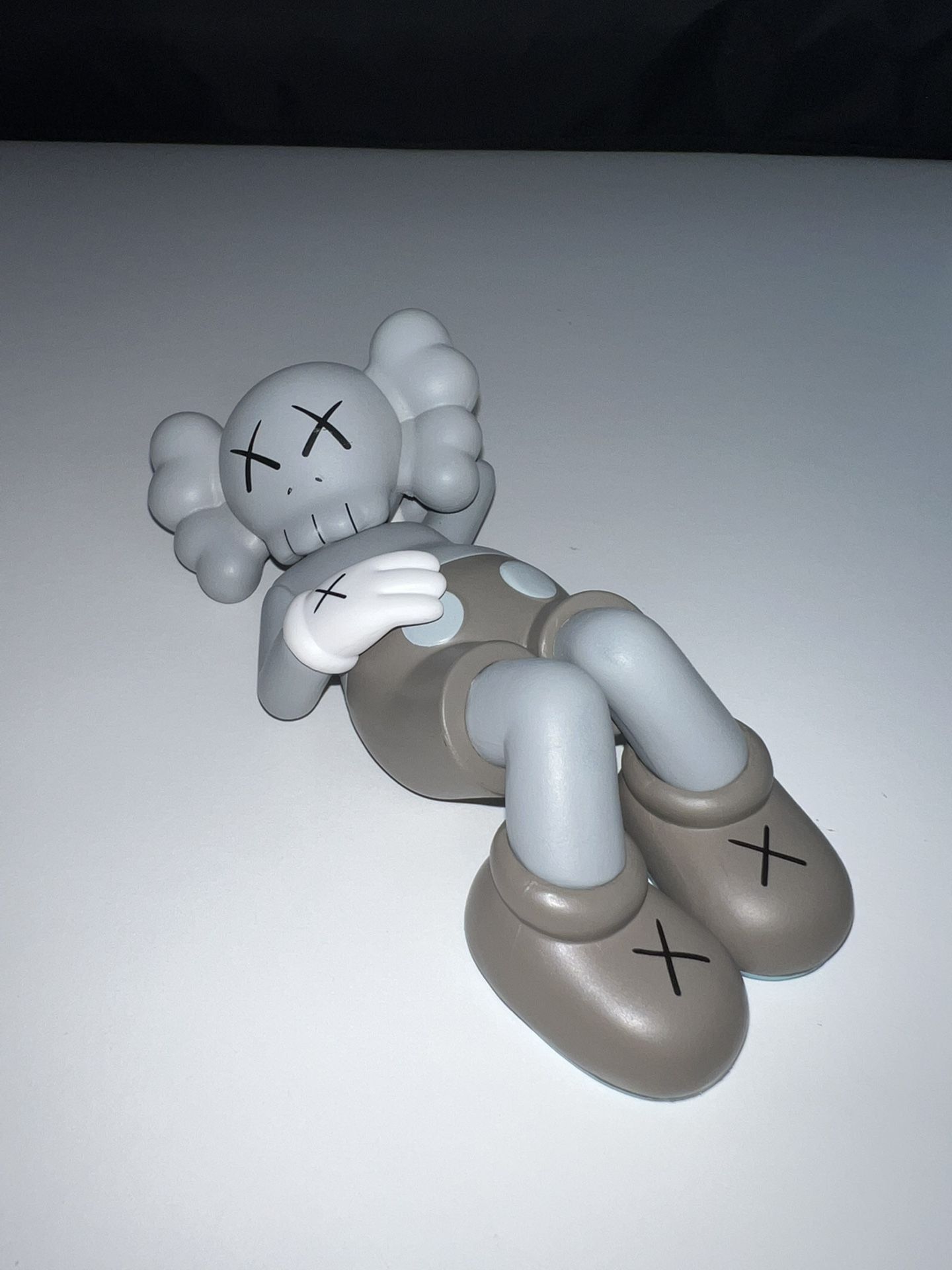 KAWS Inspired Sculpture Bear Figure Collectibles Building Blocks LAYING Down Home Decoration, Model Toy Unique - Gray 