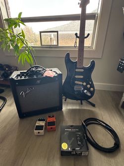 Fender Mexican Stratocaster Guitar Bundle – BOSS Pedals + Mustang Amps