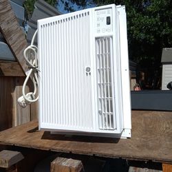 Large GE Brand A/C Unit That Has A 1200sq Ft Coverage And Is In New Cond Didn't Have A Chance To Use Ended Up Having To Move