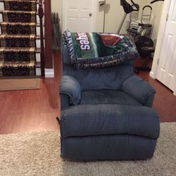 Couch sofa and recliner, all in very good condition