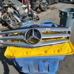 08/10/11 Mercedes C/ Class Grille $200