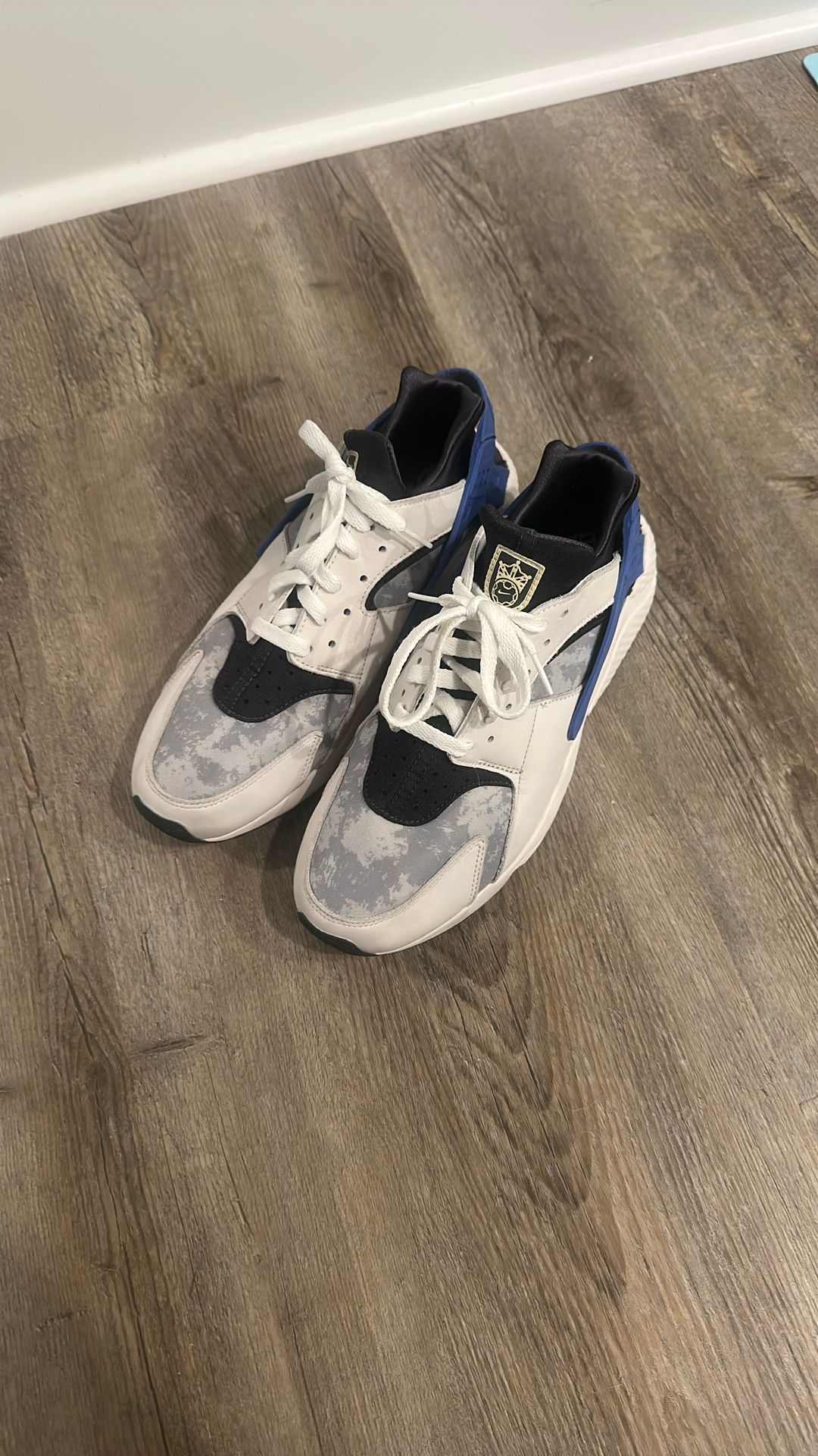 SIZE 11 Men’s NIKE Huarache Shoes - WORN ONCE