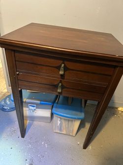 Sewing machine, heirloom must sell or best offer no use for it anymore moving Sewing machine, heirloom must sell or best offer no use for it anymore m