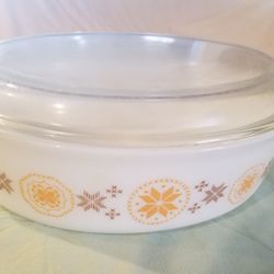 Pyrex Casserole Pattern ,with Lid, Ovenware,woodland  Hills,ca. 