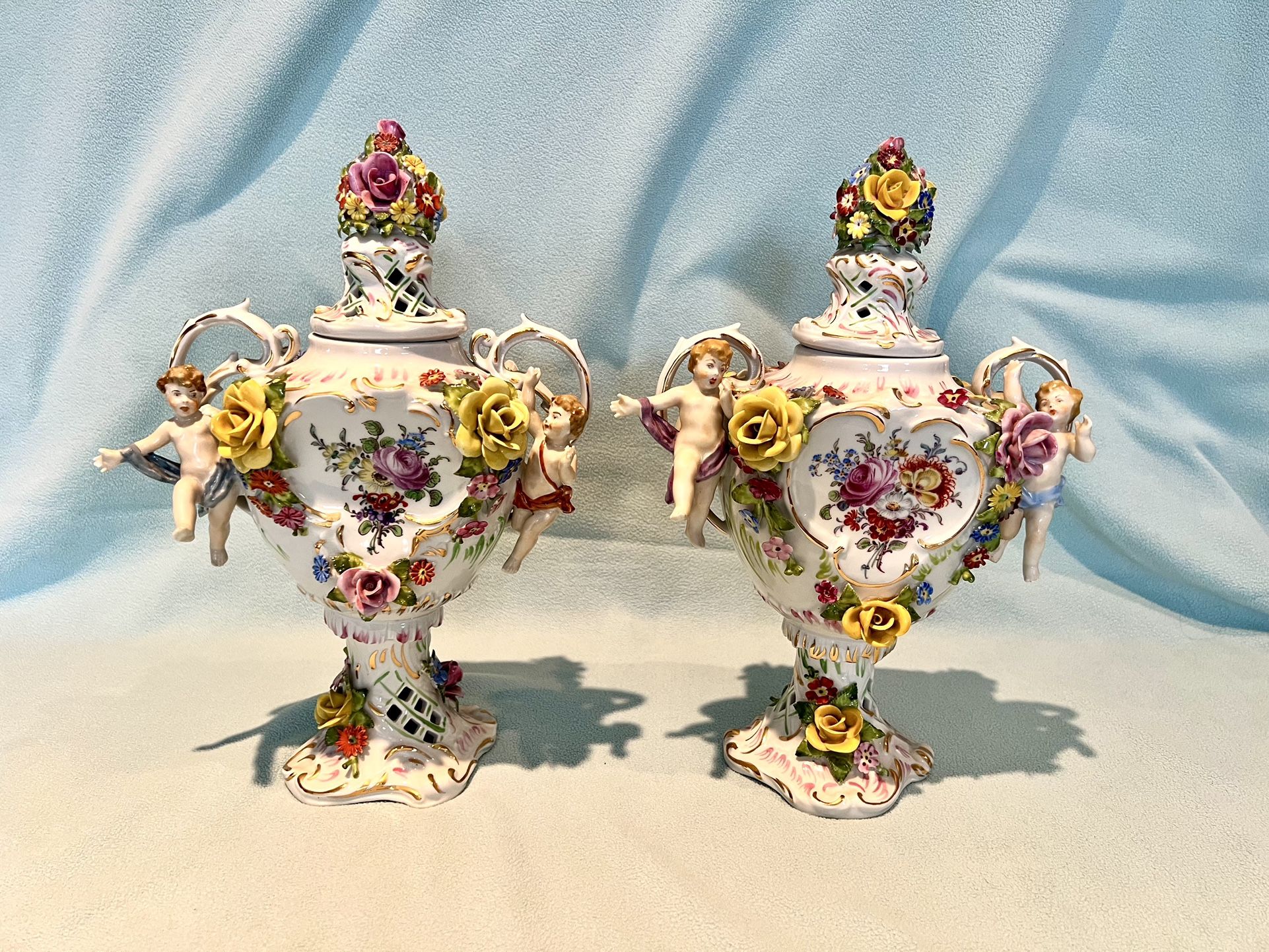 Antique Cherubic Lidded Porcelain Urns - von Schierholz/Handmalerei