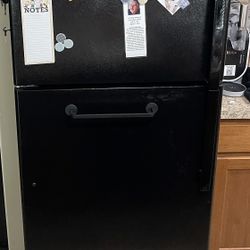 GE Black Refrigerator With Ice Maker WORKS GREAT