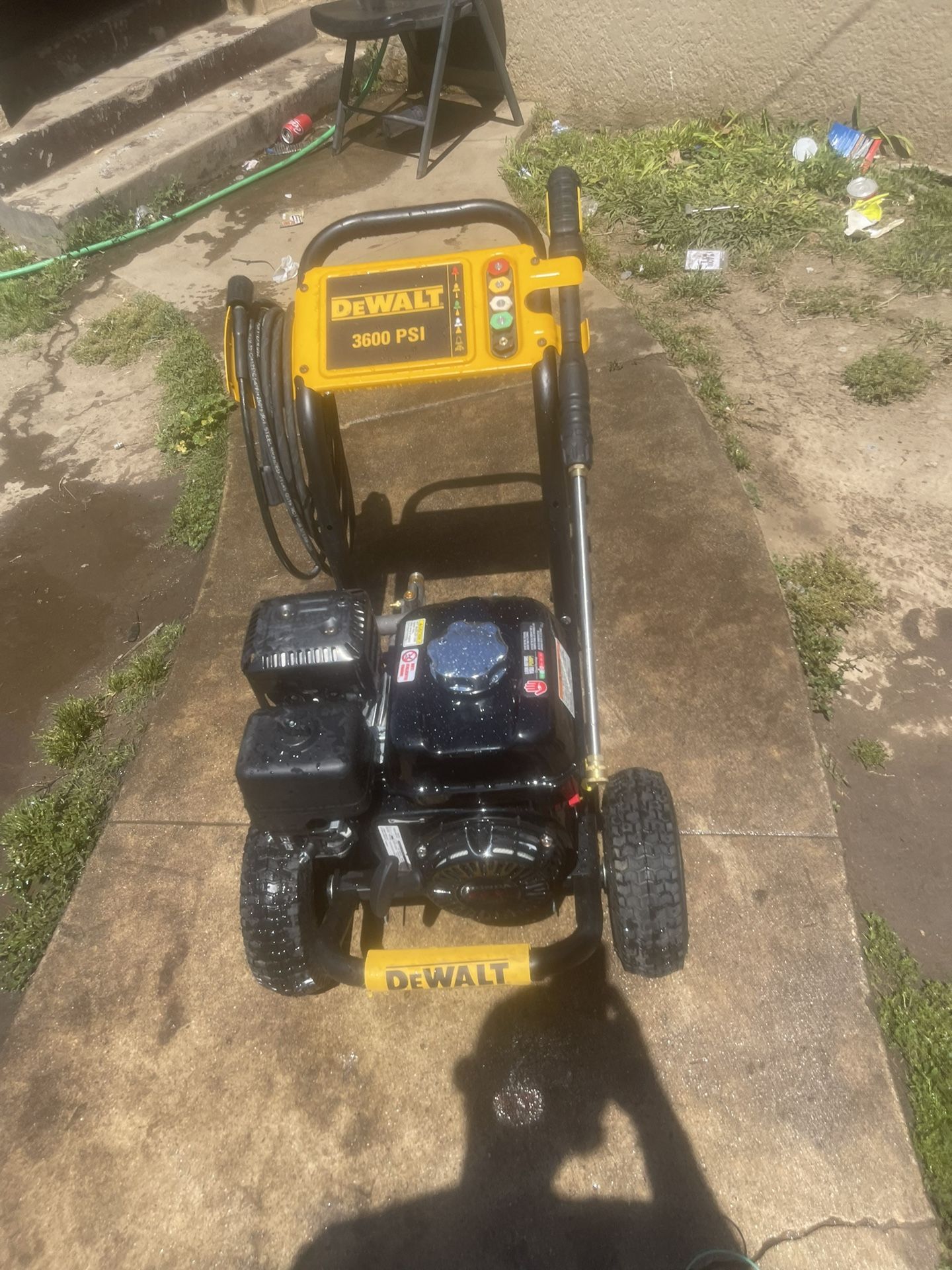DEWALT DEWALT 3600 PSI 2.5 GPM Gas Cold Water Professional Pressure Washer with HONDA GX200 Engine