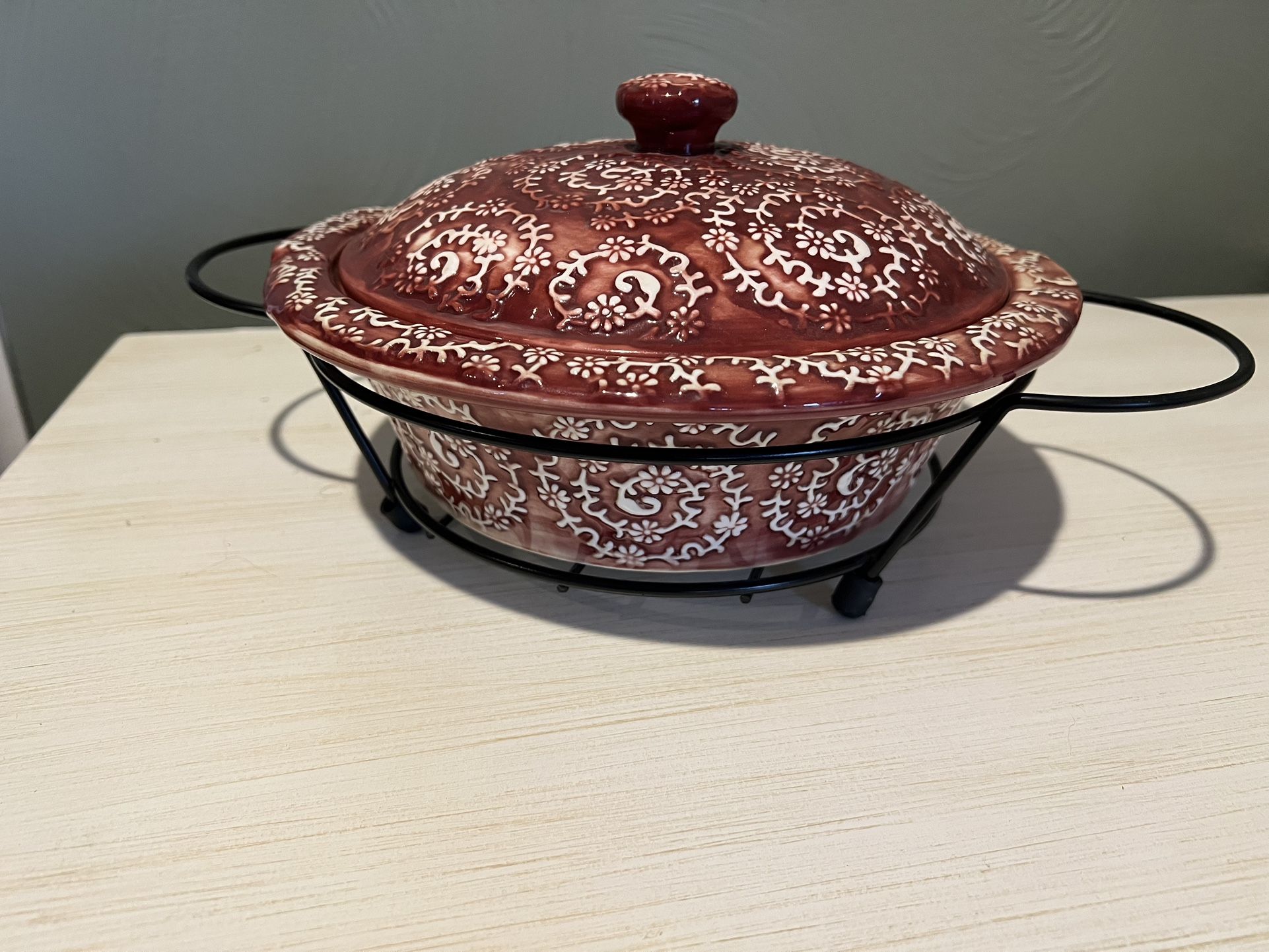 Temp-tations Presentable Ovenware by Tara - Filigree Pattern (Red) with Metal Caddy