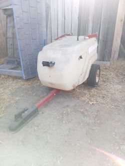 Water tank with hitch