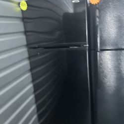 BLACK WHIRLPOOL TOP FREEZER REFRIGERATOR Delivery Available for small Fee 🚛