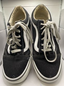 Size: 5.5 Mens classic black and white Vans Old Skool skate sneaker