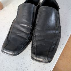 Kenneth Cole reaction size 11 men's dress shoes 
Designed and developed in New York City. Some of the leather is starting to wear away but maybe someo