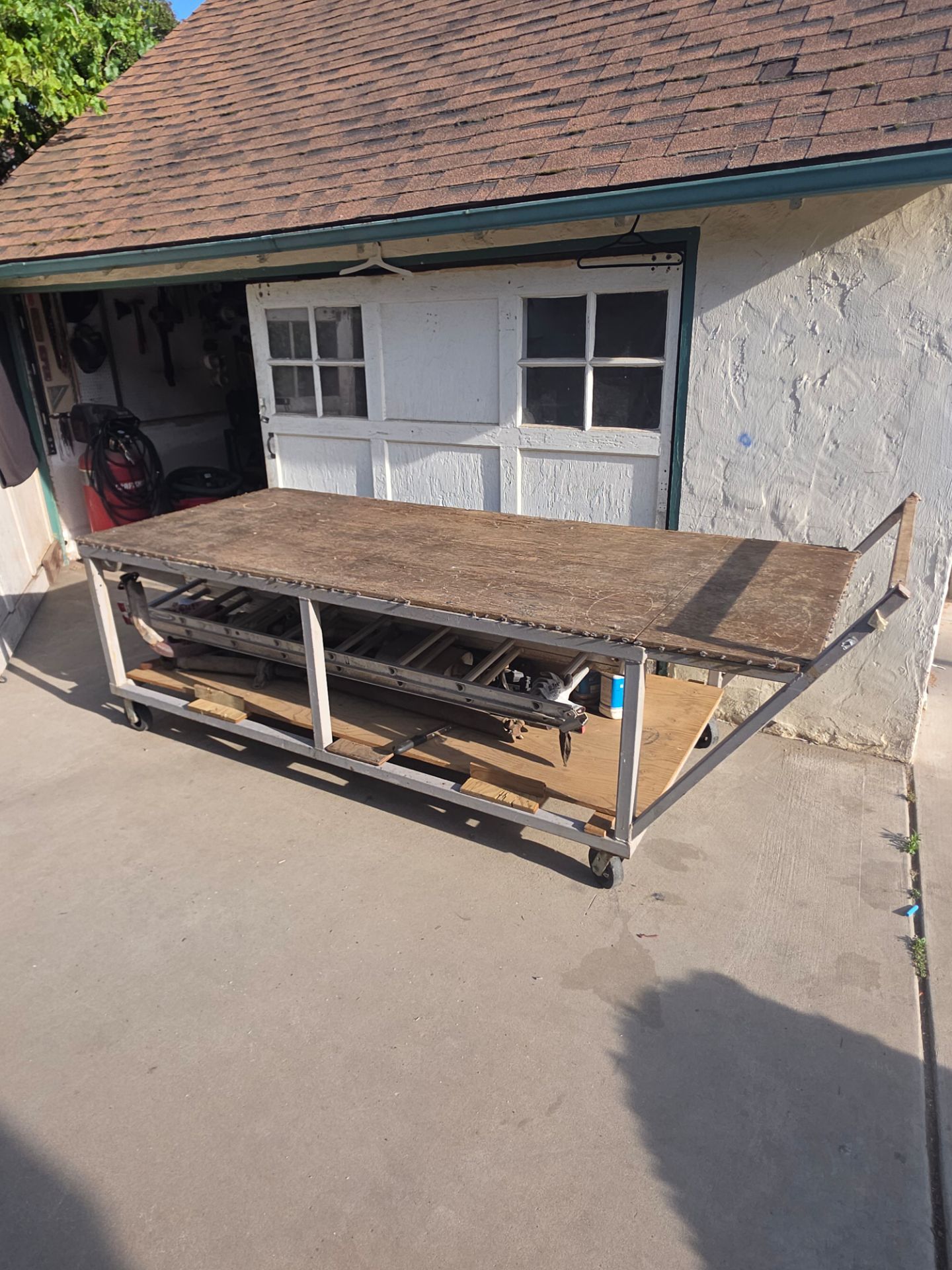Big work table on wheels