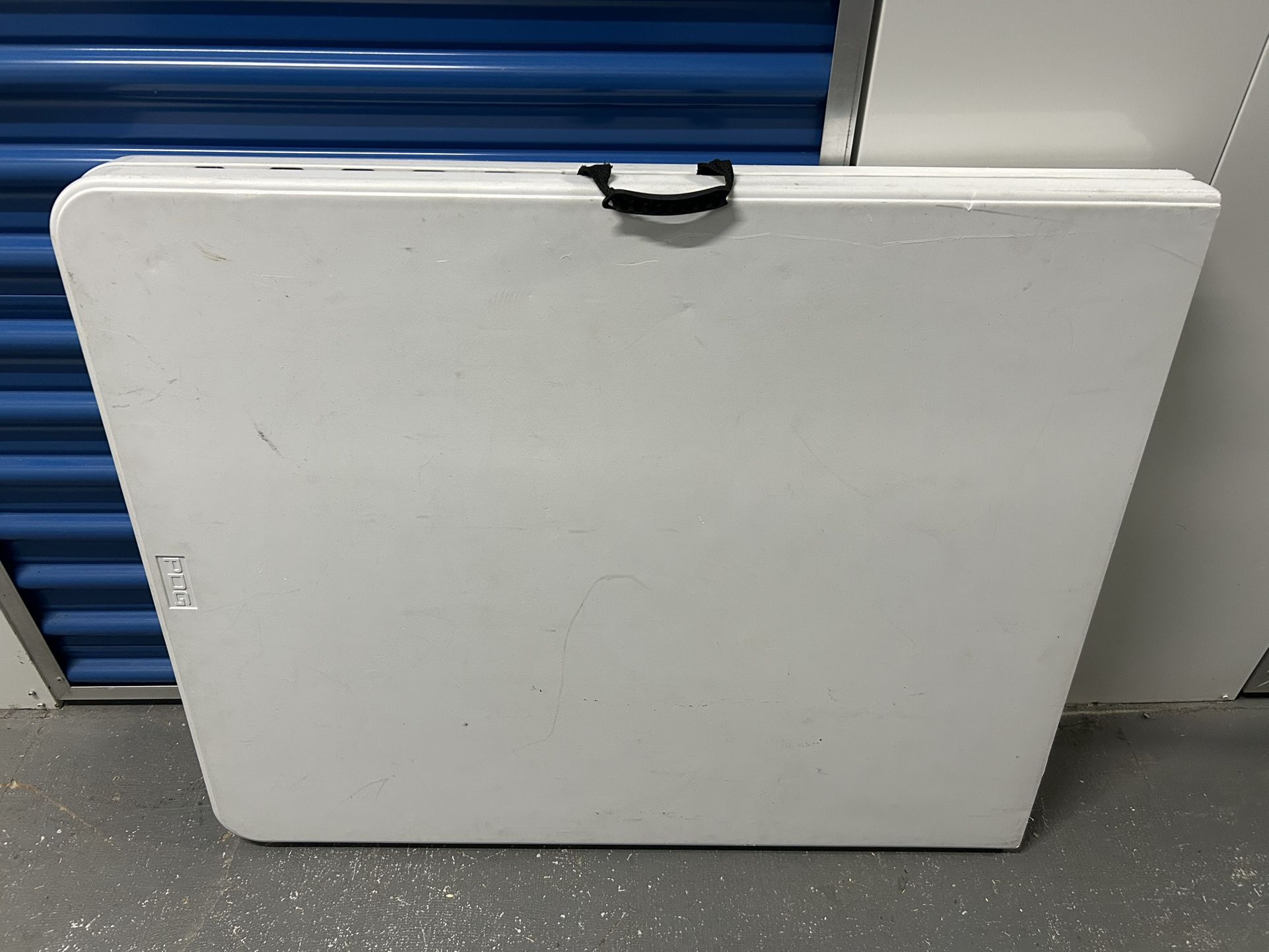 6’ And 4’ Plastic Folding Tables