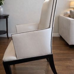 Elegant Accent Chair – Modern Style.                       Silla elegante tipo acento – Moderna