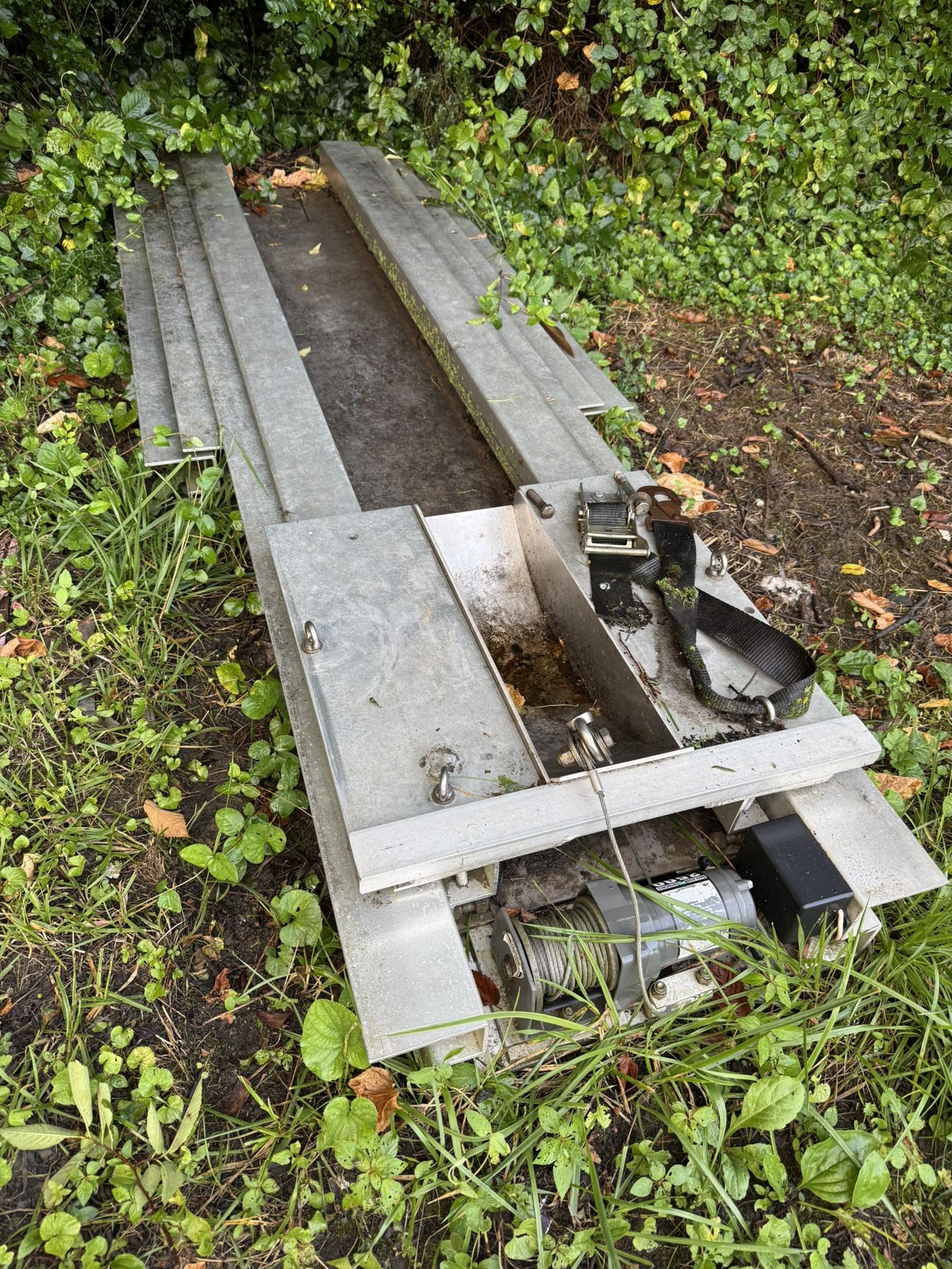 Power in-bed truck motorcycle loader carrier