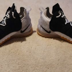 Never worn - Nike LeBron 18
