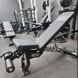 🔻 HEAVY DUTY COMMERCIAL GRADE SUPER SOLID  ADJUSTABLE BENCH THAT CAN INCLINE, DECLINE, FLAT AND MILITARY PRESS WITH WHEELS AND LEG PADS ( BRAND NEW )