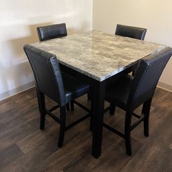 Kitchen / Dining Room Table With 4 Chairs