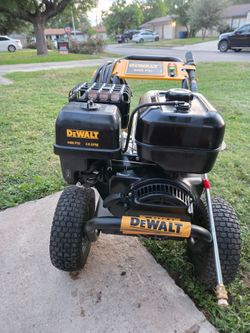DEWALT
4400 PSI 4.0 GPM Gas Pressure Washer with 420cc Engine, Triplex Pump, Commercial Cold Water Power Washer