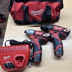 Milwaukee M12 Drill Set 