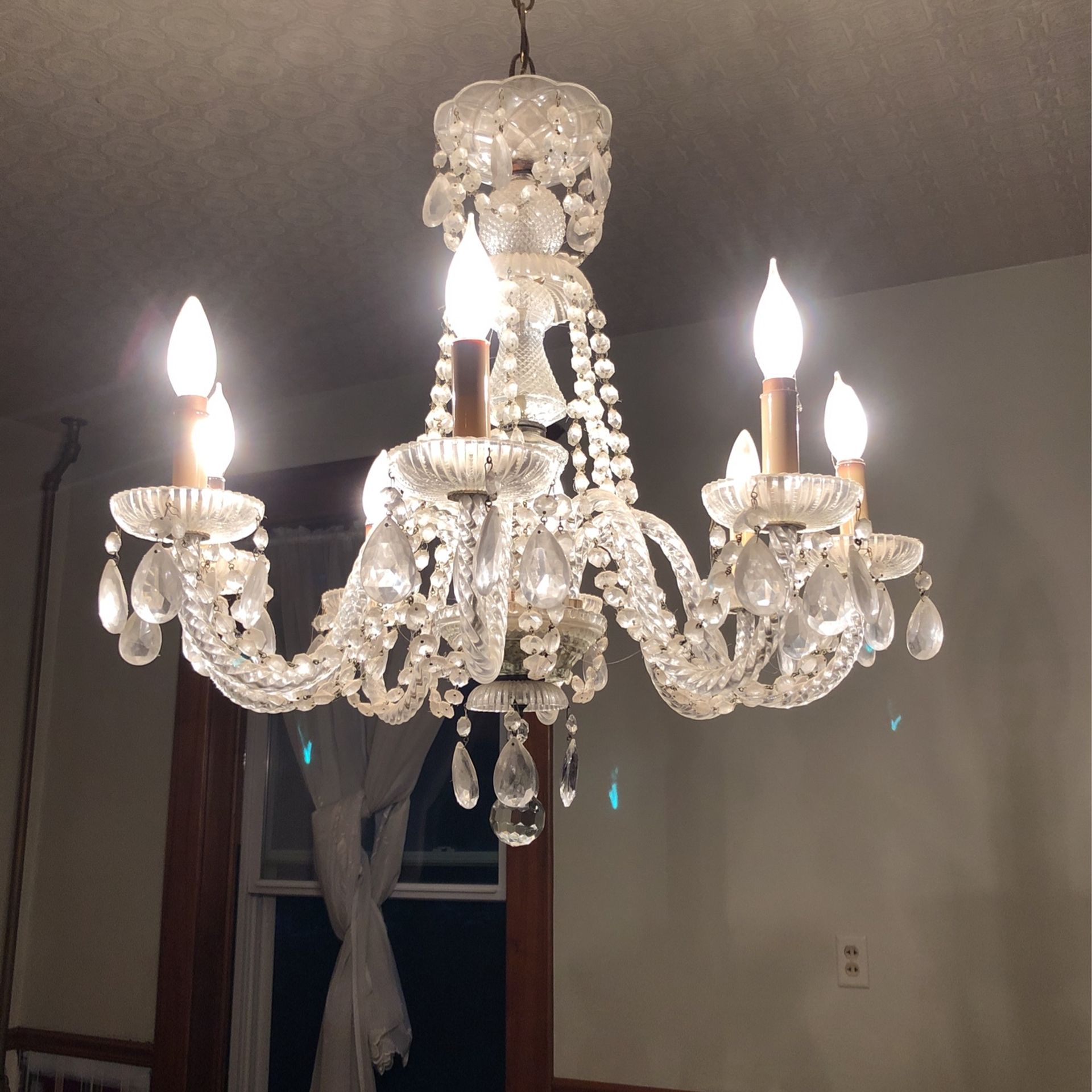 Vintage crystal chandelier in beautiful Condition 
